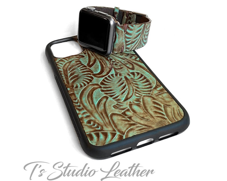 Może przedstawiać: Turkusowe i brązowe sk&oacute;rzane etui na telefon i pasujący pasek do Apple Watch z wytłoczonym wzorem kwiatowym.  T's Studio Leather.
