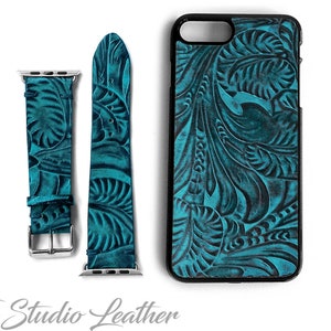 Może przedstawiać: Etui na telefon i pasujący pasek do Apple Watch wykonane ze sk&oacute;ry w kolorze turkusowym, z ozdobnym, misternym wzorem kwiatowym.