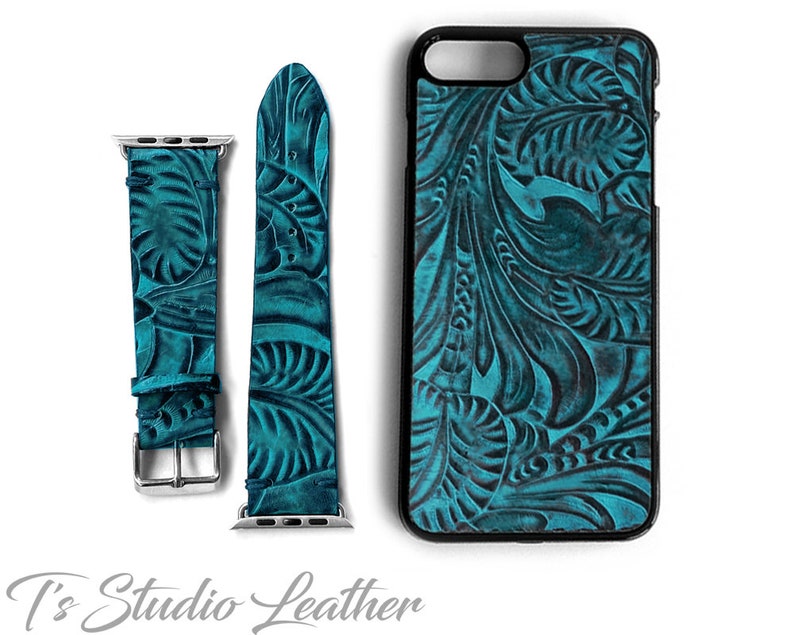 Może przedstawiać: Etui na telefon i pasujący pasek do Apple Watch wykonane ze sk&oacute;ry w kolorze turkusowym, z ozdobnym, misternym wzorem kwiatowym.