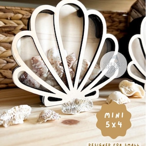 Puede incluir: Caja de madera con forma de concha con un frente de acrílico transparente. La caja mide 5 pulgadas por 4 pulgadas y está diseñada para pequeños tesoros. La caja está llena de pequeñas conchas.