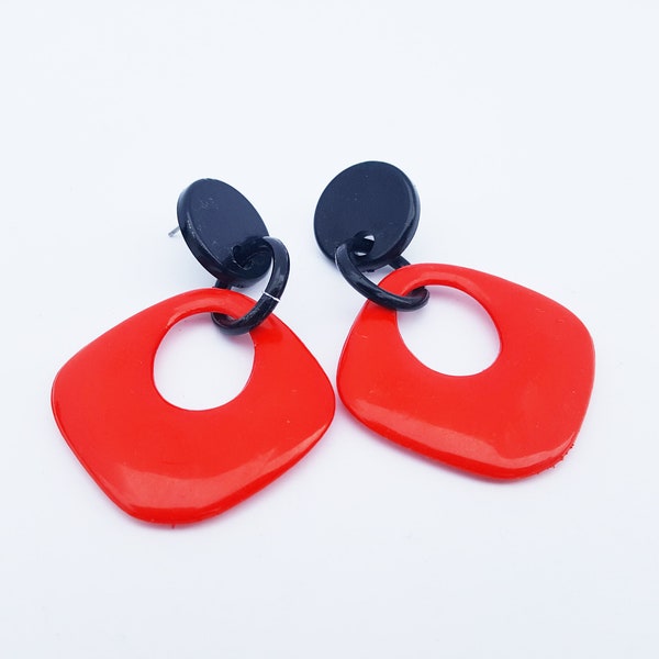 Totally 80s Black and Red Door Knocker Dangle Earrings Light Plastic-Art Teacher Mod Lady Style