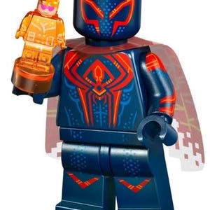 Puede incluir: Una figura de acci&oacute;n de Lego azul oscuro con detalles rojos y naranjas, sosteniendo una figura naranja m&aacute;s peque&ntilde;a. La figura tiene un dise&ntilde;o de telara&ntilde;a rojo y naranja en el pecho y una m&aacute;scara roja. Una capa roja y blanca est&aacute; adjunta.