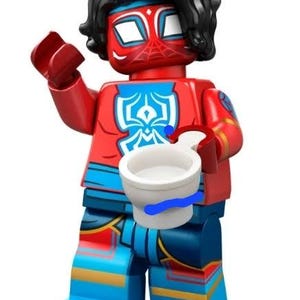 Puede incluir: Una minifigura de Lego roja y azul con una peluca negra y un cuenco blanco. La minifigura tiene una m&aacute;scara roja con ojos blancos y un dise&ntilde;o de telara&ntilde;a. El torso tiene un emblema azul y blanco. Las piernas son azules con detalles amarillos y rojos.