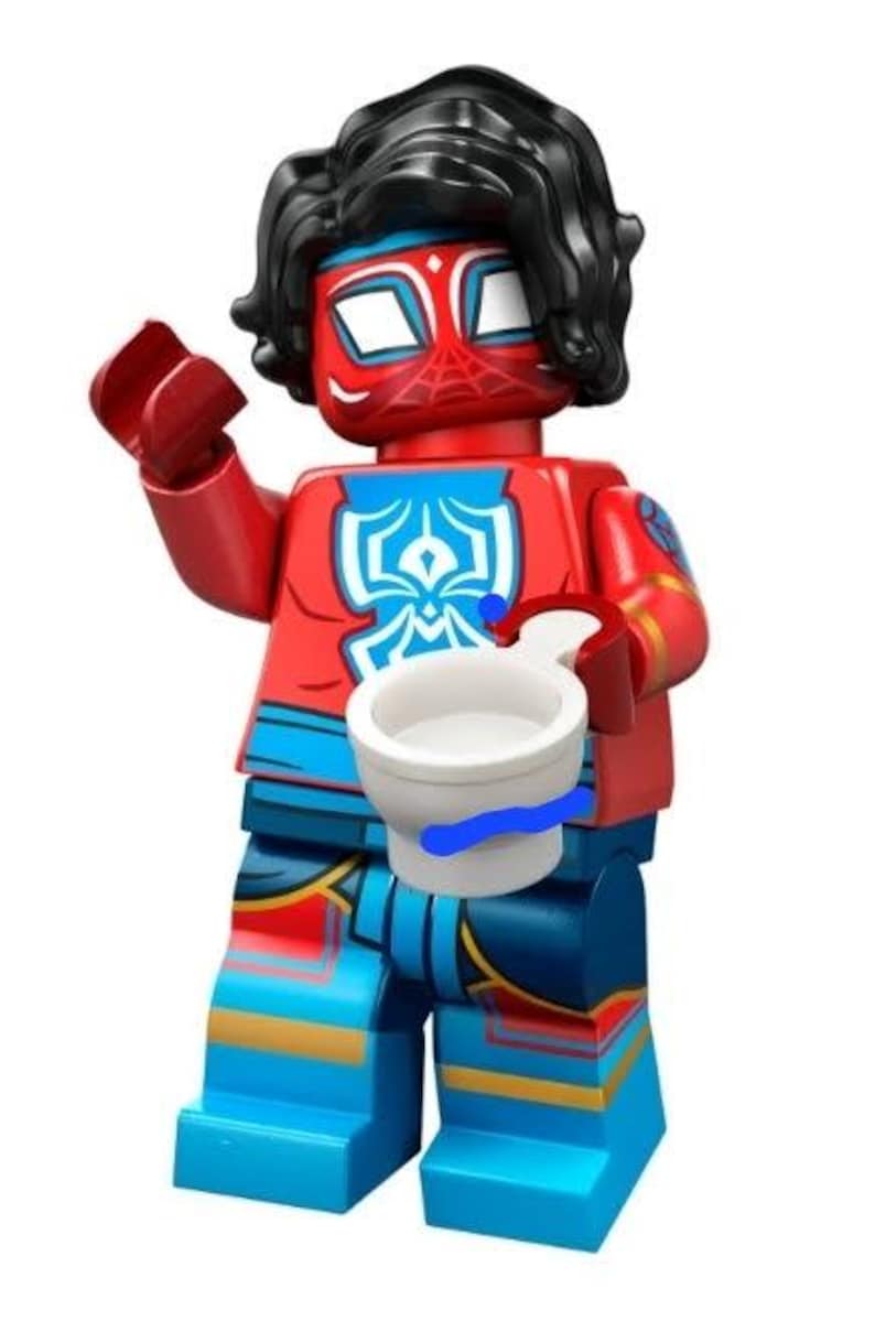Puede incluir: Una minifigura de Lego roja y azul con una peluca negra y un cuenco blanco. La minifigura tiene una m&aacute;scara roja con ojos blancos y un dise&ntilde;o de telara&ntilde;a. El torso tiene un emblema azul y blanco. Las piernas son azules con detalles amarillos y rojos.