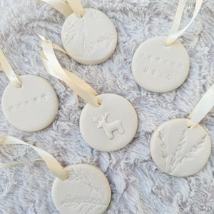 Handgemaakte kleiornamenten Rendier Lavendel Pijnboomafdrukken Gestempeld