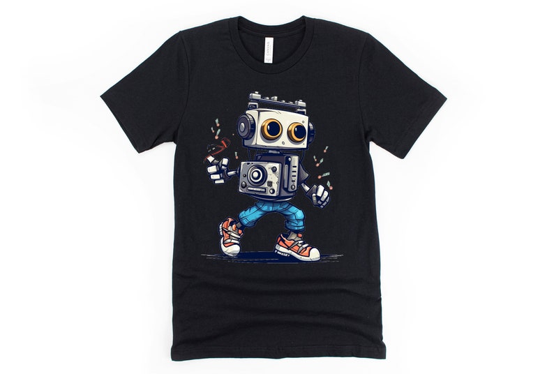 Może przedstawiać: Czarny t-shirt z kresk&oacute;wkowym robotem w niebieskich dżinsach i butach sportowych. Robot trzyma mikrofon i ma retro design.