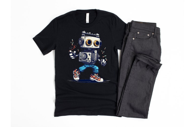 Może przedstawiać: Czarny t-shirt z kresk&oacute;wkowym robotem w niebieskich dżinsach i butach sportowych. Robot ma retro design i trzyma mikrofon. T-shirt jest w parze z ciemnoszarymi dżinsami.
