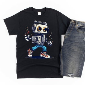 Może przedstawiać: Czarny T-shirt z kresk&oacute;wkowym robotem w niebieskich dżinsach i butach sportowych. Robot ma białe ciało z czarnymi detalami i duże, okrągłe oczy. Robot trzyma papierosa w jednej ręce i jest otoczony małymi, białymi iskrami.