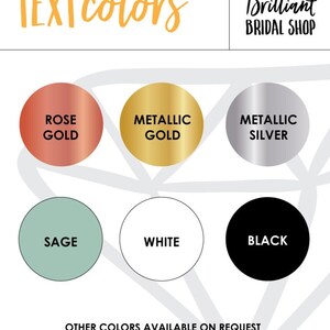 Pu&ograve; includere: Un grafico che mostra diversi colori di testo disponibili per un invito di nozze. I colori sono oro rosa, oro metallizzato, argento metallizzato, salvia, bianco e nero. Il testo "TEXT colors" &egrave; in cima al grafico. Il testo "OTHER COLORS AVAILABLE ON REQUEST" &egrave; in fondo al grafico.