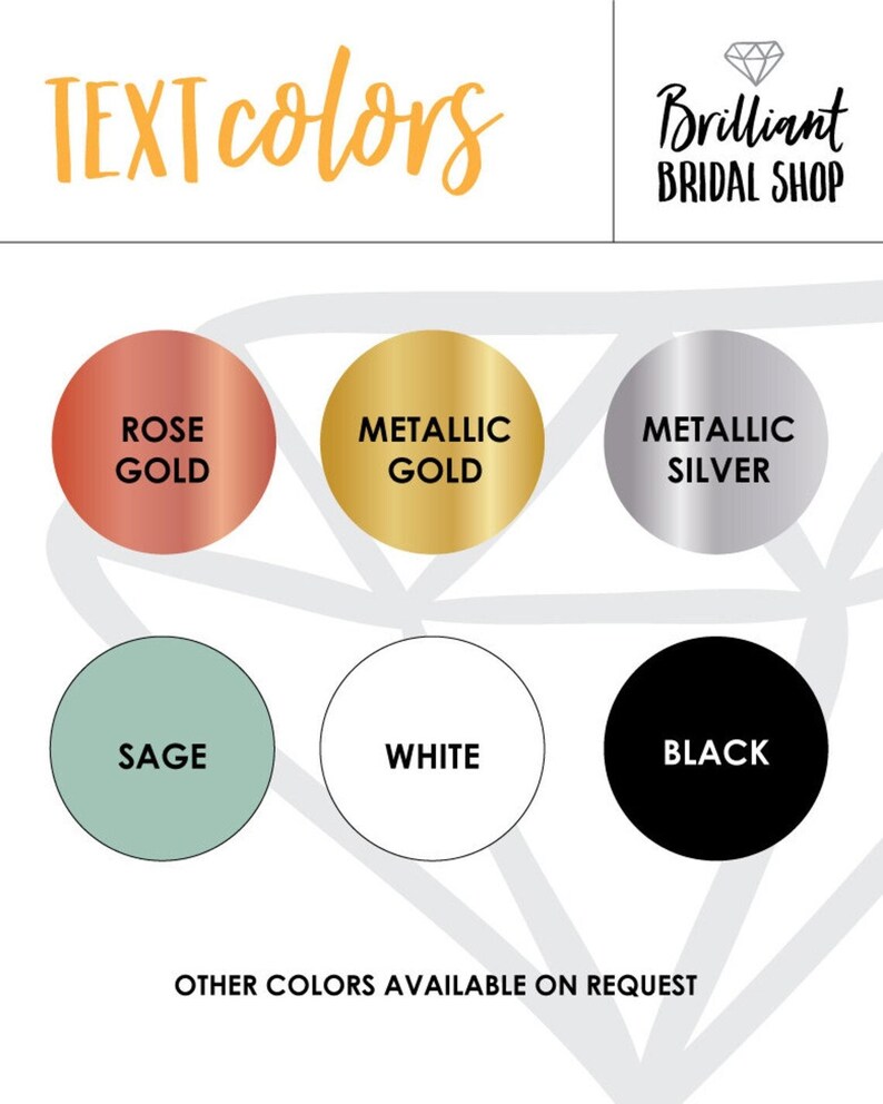 Pu&ograve; includere: Un grafico che mostra diversi colori di testo disponibili per un invito di nozze. I colori sono oro rosa, oro metallizzato, argento metallizzato, salvia, bianco e nero. Il testo "TEXT colors" &egrave; in cima al grafico. Il testo "OTHER COLORS AVAILABLE ON REQUEST" &egrave; in fondo al grafico.