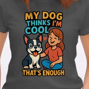 Mi perro piensa que soy genial. Lindo Boston Terrier. Regalo para amantes de las mascotas. Camiseta divertida para dueños de perros. Camiseta con dibujo de chica y perro. Tops con humor canino.