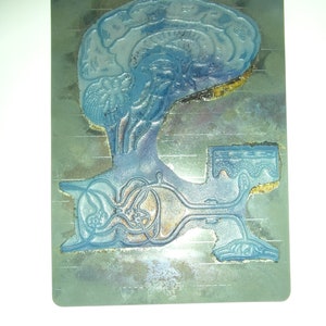 Puede incluir: Placa met&aacute;lica azul y plateada con una ilustraci&oacute;n anat&oacute;mica detallada del cerebro y el sistema nervioso humano. El cerebro se muestra en la parte superior, con la m&eacute;dula espinal y otros &oacute;rganos debajo. La placa tiene una superficie texturizada.