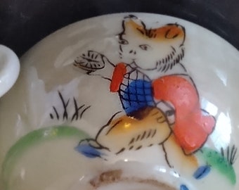 Vintage kinderpoppentheeset | Zeldzaam gemaakt in Japan | Tijdperk jaren 1930-1940 | Schattige kat in rood pak | Must-have verzamelminiatuur