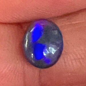 Lightning ridge solid oval opal, 1.44 carats 7x8mm bright blue flash.
