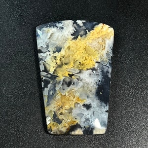 Special graveyard point plume agate doublet, large cabochon with black basalt back for a contrast. Catches the eye !