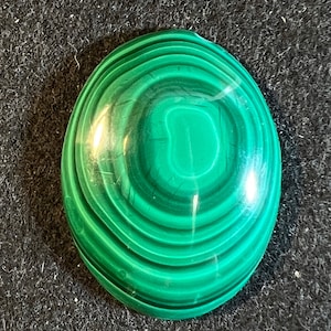 Malachite calibrated 30x40 mm Cabochon, easy to mount, 7mm thick. Bullseye pattern