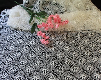 Hand-knitted Estonian lace shawl/ Haapsalu shawl " Bearpaw pattern"