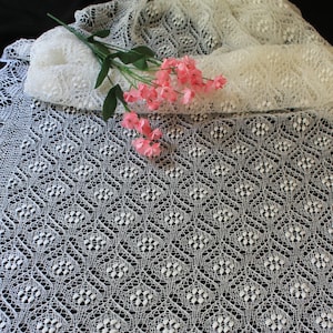 Hand-knitted Estonian lace shawl/ Haapsalu shawl Bearpaw pattern image 1