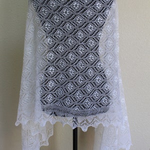 Hand-knitted Estonian lace shawl/ Haapsalu shawl Bearpaw pattern image 4