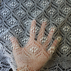 Hand-knitted Estonian lace shawl/ Haapsalu shawl Bearpaw pattern image 5