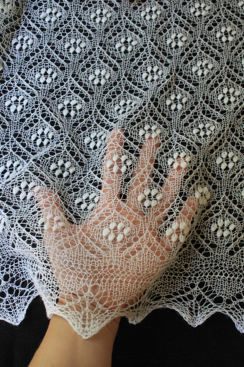 Hand-knitted Estonian lace shawl/ Haapsalu shawl Bearpaw pattern image 5