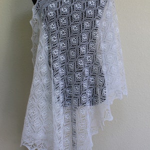 Hand-knitted Estonian lace shawl/ Haapsalu shawl Bearpaw pattern image 3