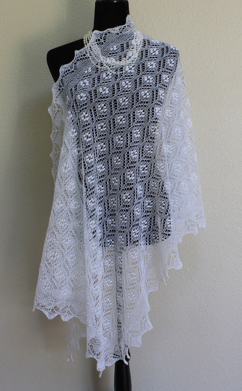 Hand-knitted Estonian lace shawl/ Haapsalu shawl Bearpaw pattern image 3