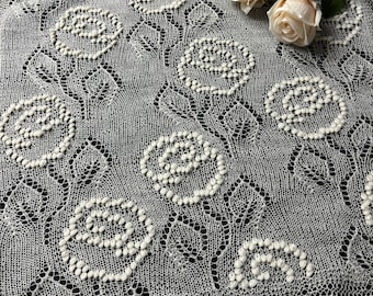 Chal de encaje estonio tejido a mano "Simply Roses", color blanco roto, tamaño pequeño