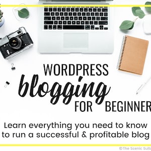 Op de afbeelding: Een witte achtergrond met een laptop, een camera, een notitieboek, een pen, een bril en groen. De tekst "WORDPRESS blogging FOR BEGINNERS" is in het zwart geschreven. De tekst "Learn everything you need to know to run a successful & profitable blog" is in het zwart onder de titel geschreven. De tekst "The Scenic Suitcase 2018" is in het zwart onderaan de afbeelding geschreven.