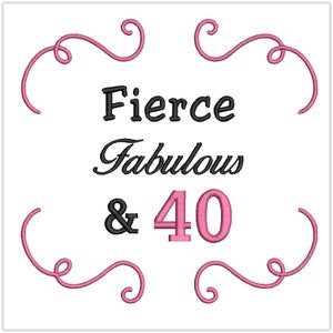 Può includere: Uno sfondo bianco con testo rosa e nero che recita "Fierce Fabulous & 40". Il testo è circondato da volute rosa.