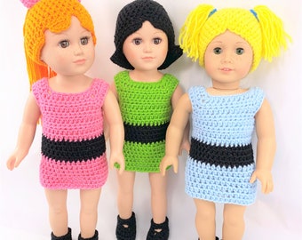 Modello PDF all'uncinetto per realizzare 3 abiti per bambole da 18" con parrucche, parrucca di capelli gialli, parrucca di capelli arancioni, parrucca di capelli neri, modello di vestiti all'uncinetto