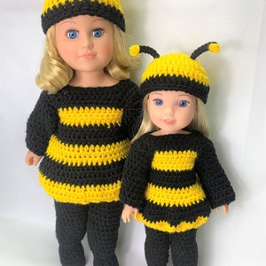 Puede incluir: Dos trajes de abeja de crochet para muñecas. Los trajes son de rayas negras y amarillas con piernas negras y un sombrero de abeja a juego con antenas.