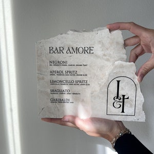 Enseigne de bar en marbre Daylight | Panneaux de mariage | Enseignes événementielles | Enseignes personnalisées | Décoration en marbre | Marbre Botticino beige naturel | Luxe + Linge de maison
