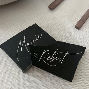Cartões de lugar Midnight Slate | Placas de casamento | Placas de eventos | Placas personalizadas | Decoração em pedra | Pedra natural de ardósia preta | Luxe + Linen
