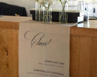 Enseigne de bar en lin | Signe de mariage | Panneau Baby Shower | Décoration de douche nuptiale | Plaque en lin personnalisée | Banderole cocktail en tissu | Luxe + Linge de maison