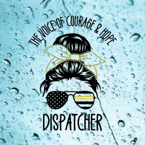 Puede incluir: Una ilustraci&oacute;n en blanco y negro de una mujer con un mo&ntilde;o desordenado y una cinta amarilla. Lleva gafas de sol con una bandera estadounidense en un lado y una fina raya amarilla en el otro. El texto "The Voice of Courage & Hope" est&aacute; por encima de su cabeza y el texto "Dispatcher" est&aacute; por debajo. El fondo es un patr&oacute;n de acuarela azul y blanco.