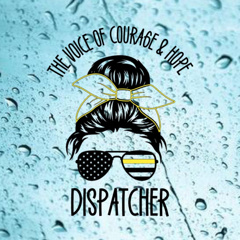 Puede incluir: Una ilustraci&oacute;n en blanco y negro de una mujer con un mo&ntilde;o desordenado y una cinta amarilla. Lleva gafas de sol con una bandera estadounidense en un lado y una fina raya amarilla en el otro. El texto "The Voice of Courage & Hope" est&aacute; por encima de su cabeza y el texto "Dispatcher" est&aacute; por debajo. El fondo es un patr&oacute;n de acuarela azul y blanco.