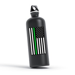 Puede incluir: Botella de agua negra con una fina l&iacute;nea verde en el centro de un dise&ntilde;o de bandera estadounidense.