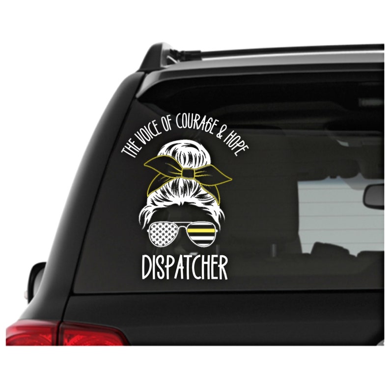 Puede incluir: Una pegatina en blanco y negro con el rostro de una mujer que lleva gafas de sol con una fina raya amarilla. El texto "The Voice of Courage & Hope Dispatcher" est&aacute; debajo de la imagen.