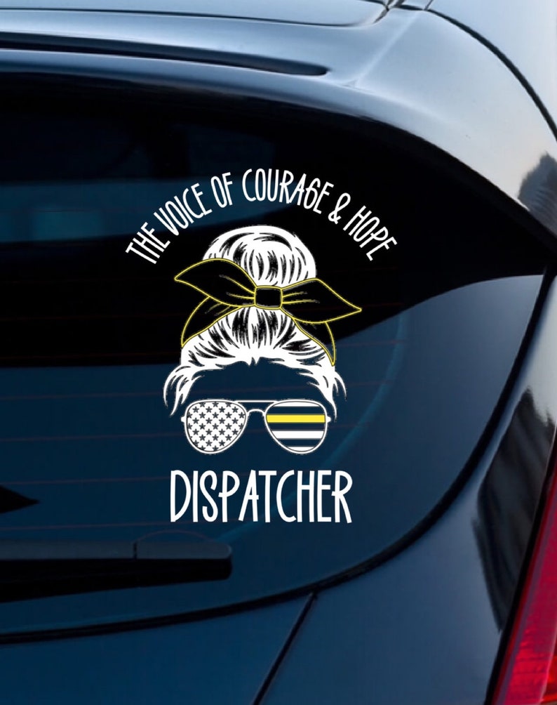 Puede incluir: Calcoman&iacute;a de vinilo blanco con una imagen estilizada de una mujer con un mo&ntilde;o, usando gafas de sol con un patr&oacute;n de bandera estadounidense y una l&iacute;nea azul delgada. El texto "THE VOICE OF COURAGE & HOPE" est&aacute; por encima de la imagen y "DISPATCHER" est&aacute; por debajo de la imagen.