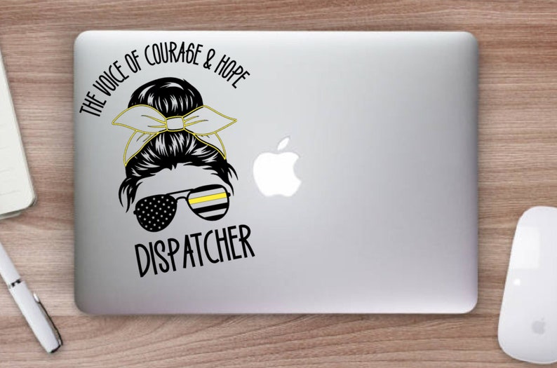 Puede incluir: Una ilustraci&oacute;n en blanco y negro de una mujer con un mo&ntilde;o desordenado y una cinta amarilla y negra. Lleva gafas de sol con una fina raya amarilla y un patr&oacute;n de bandera estadounidense. El texto "The Voice of Courage & Hope Dispatcher" est&aacute; debajo de la ilustraci&oacute;n.