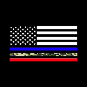 Puede incluir: Una bandera estadounidense con una l&iacute;nea azul, un patr&oacute;n de camuflaje y una l&iacute;nea roja. La bandera est&aacute; sobre un fondo negro.