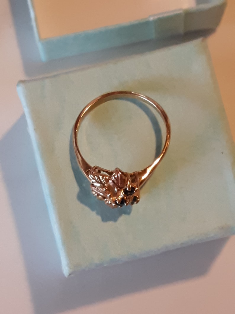 CCO Black Hills gold ring ladies 1 10K gold sapphire ring beautiful 3 Stone yellow~ green ~ rose gold leaves on solid 10k gold band size 6,7