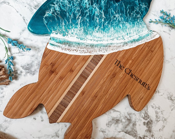 Personalized Turtle x Ocean Style Serving Board | Resin & Bamboo Wood | Beach Wedding Gift | Housewarming | Engraved