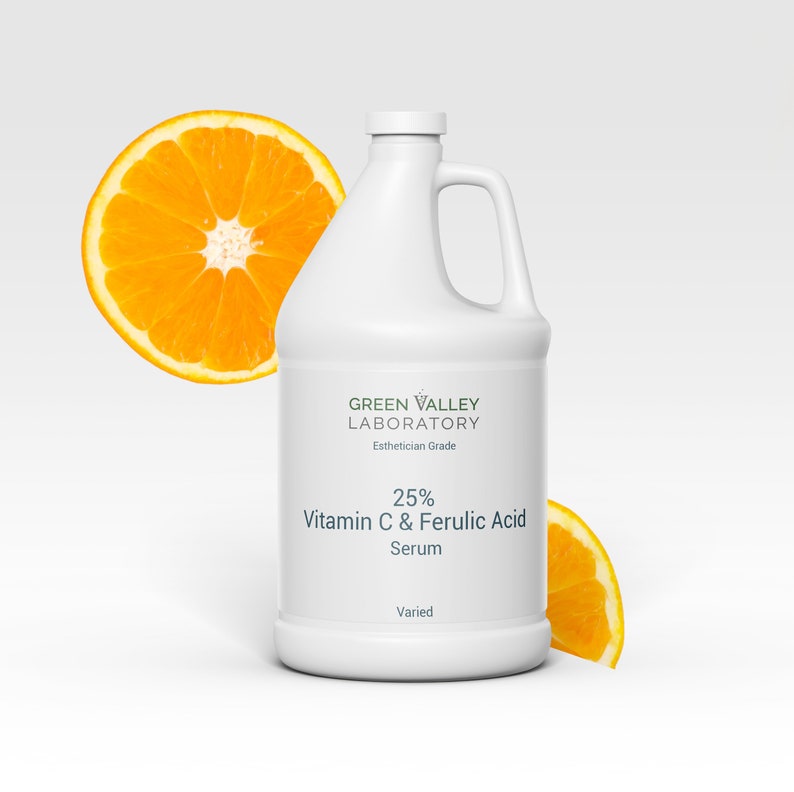 Peut inclure: Un bidon en plastique blanc avec une &eacute;tiquette verte sur laquelle est inscrit "Green Valley Laboratory Esthetician Grade 25% Vitamin C & Ferulic Acid Serum Varied". Le bidon est entour&eacute; de deux tranches d'orange.