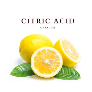 以下が含まれることがあります： 白い背景に、半分にカットされたレモンが1つと、レモンが2つ。緑の葉が添えられている。レモンの上に「CITRIC ACID GRANULES」の文字が書かれている。