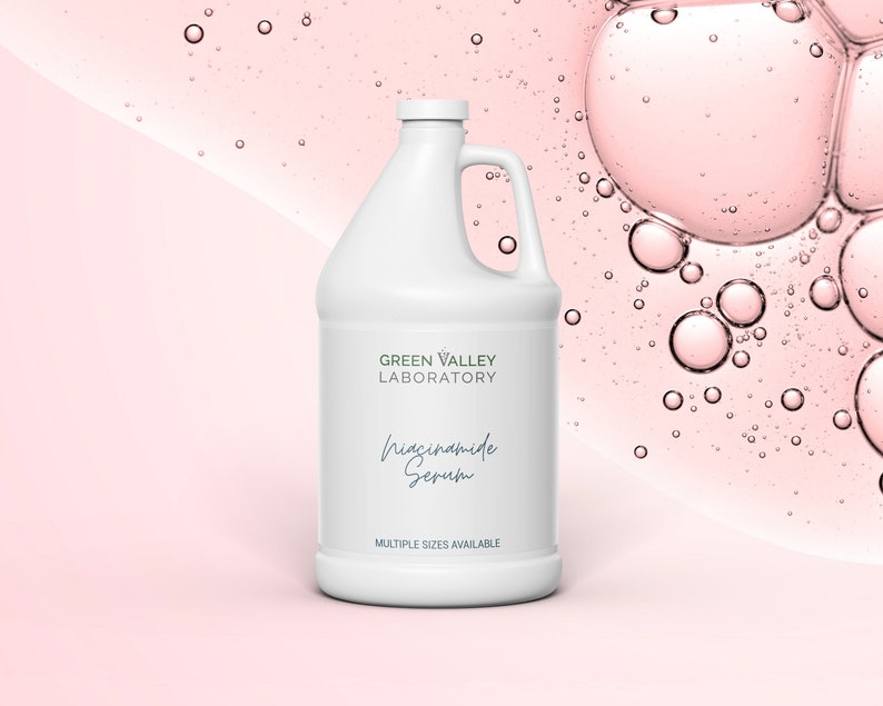 K&ouml;nnte beinhalten: Wei&szlig;e Plastikflasche mit einem gr&uuml;nen Etikett, auf dem "Green Valley Laboratory" und "Niacinamide Serum" steht. Das Etikett tr&auml;gt au&szlig;erdem den Hinweis "Multiple Sizes Available".