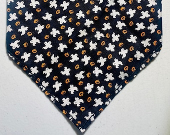 Könnte beinhalten: Schwarzes Bandana mit einem Muster aus weißen Geistern und orangefarbenen Kürbissen.