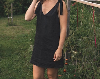 Mini robe en lin d'été éco-chic | Col en V noir avec rubans aux épaules | Durable & Naturel | Mode de vie à la campagne