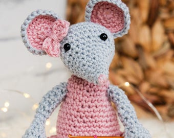 Crochet mouse pattern for an amigurumi mouse, instant pdf download. Hekleoppskrift mus, Häkelanleitung für eine Maus, deutsch.